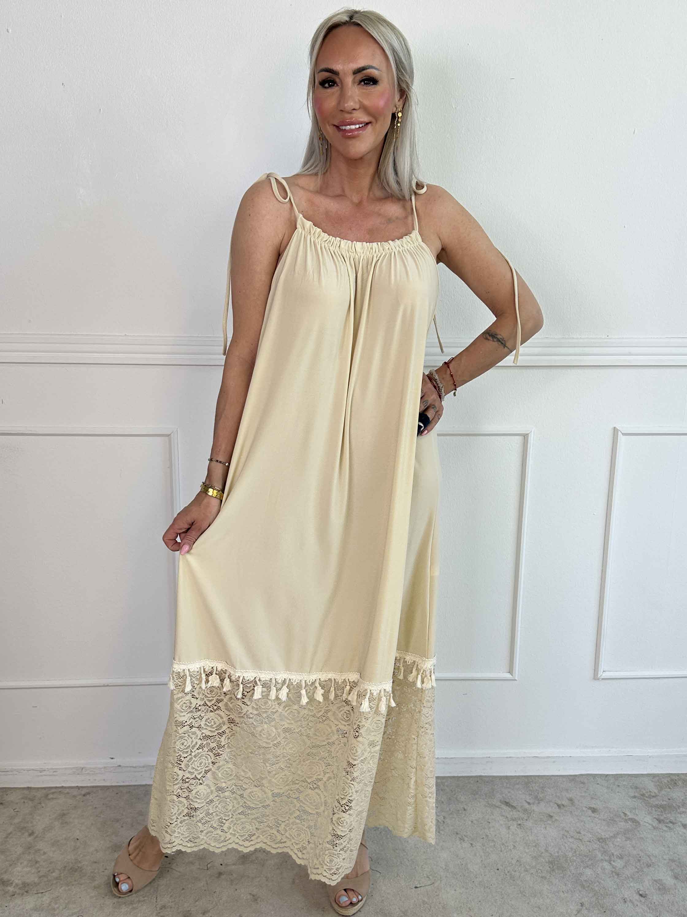 Willow - Lång elastisk klänning med spets nedtill